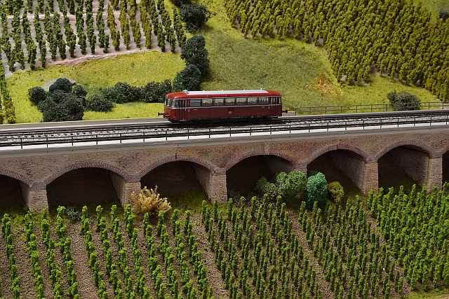 Schienenbus auf dem Viadukt